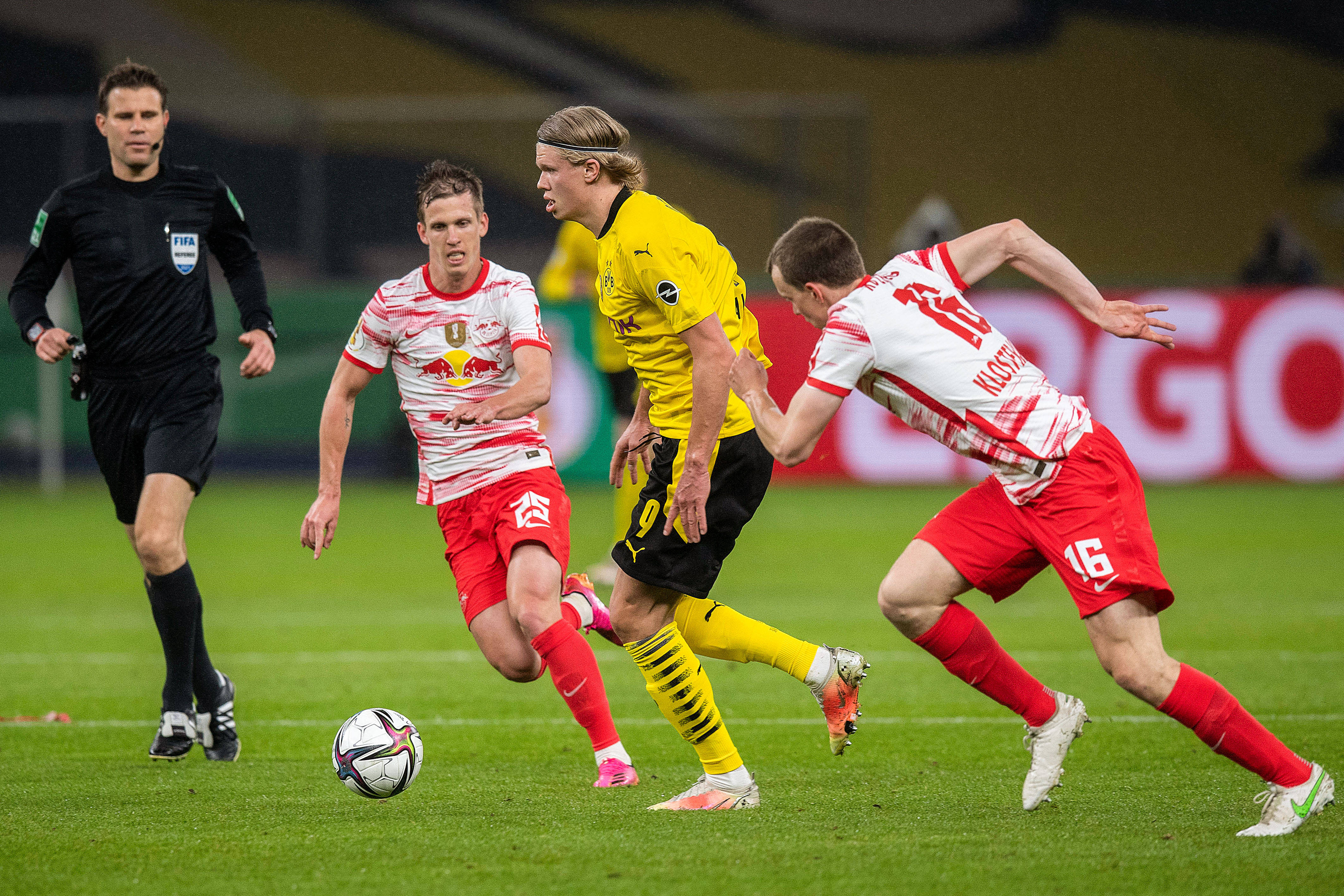 多特蒙德内部会议纪要流出——加时末段更衣室发声；德国杯使命明确；阵容厚度经受考验的简单介绍